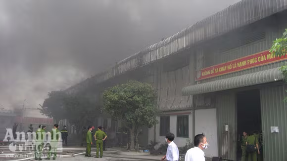 Cháy lớn một xưởng sản xuất đệm mút ở Thường Tín ảnh 3 Cháy lớn một xưởng sản xuất đệm mút ở Thường Tín ảnh 3