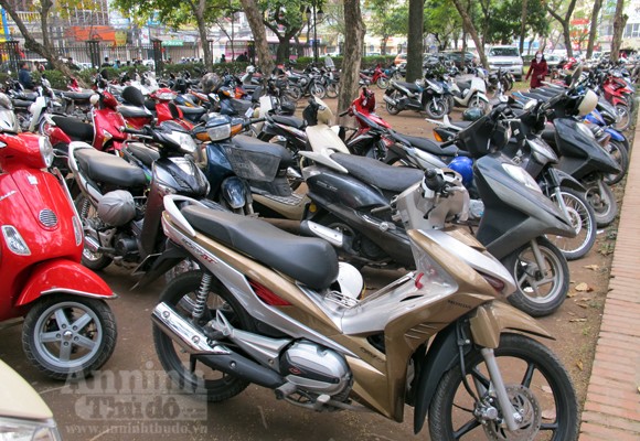Văn Miếu "ngẹt thở" vì hàng chục bãi trông xe vây quanh ảnh 1 Văn Miếu "ngẹt thở" vì hàng chục bãi trông xe vây quanh ảnh 1