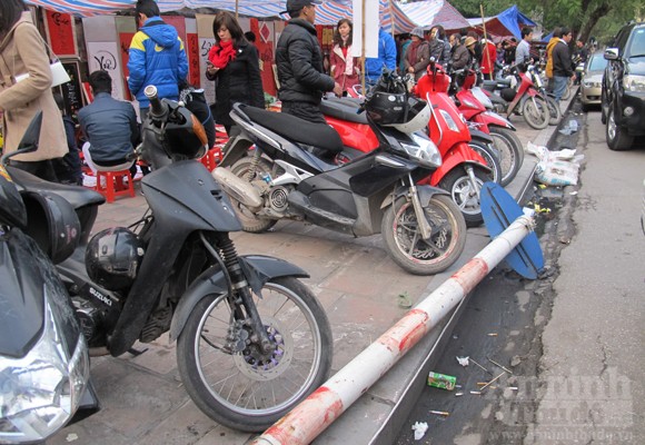 Văn Miếu "ngẹt thở" vì hàng chục bãi trông xe vây quanh ảnh 10 Văn Miếu "ngẹt thở" vì hàng chục bãi trông xe vây quanh ảnh 10