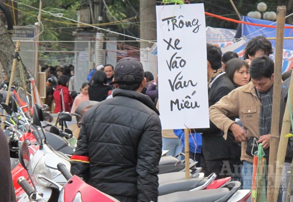 Văn Miếu "ngẹt thở" vì hàng chục bãi trông xe vây quanh ảnh 12 Văn Miếu "ngẹt thở" vì hàng chục bãi trông xe vây quanh ảnh 12