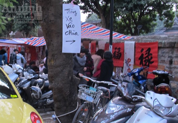 Văn Miếu "ngẹt thở" vì hàng chục bãi trông xe vây quanh ảnh 13 Văn Miếu "ngẹt thở" vì hàng chục bãi trông xe vây quanh ảnh 13