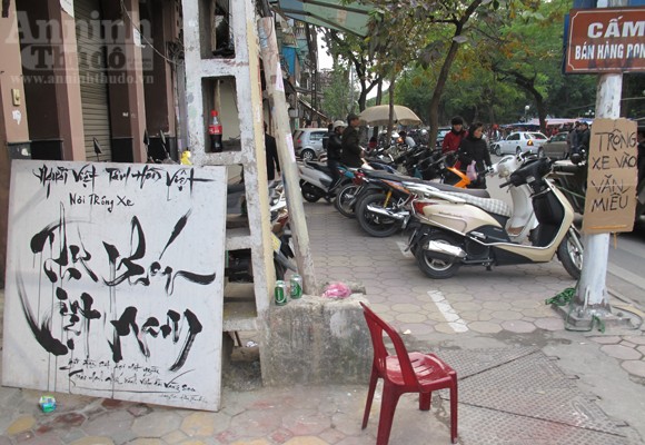 Văn Miếu "ngẹt thở" vì hàng chục bãi trông xe vây quanh ảnh 15 Văn Miếu "ngẹt thở" vì hàng chục bãi trông xe vây quanh ảnh 15