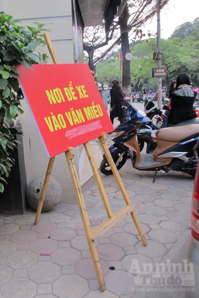 Văn Miếu "ngẹt thở" vì hàng chục bãi trông xe vây quanh ảnh 16 Văn Miếu "ngẹt thở" vì hàng chục bãi trông xe vây quanh ảnh 16