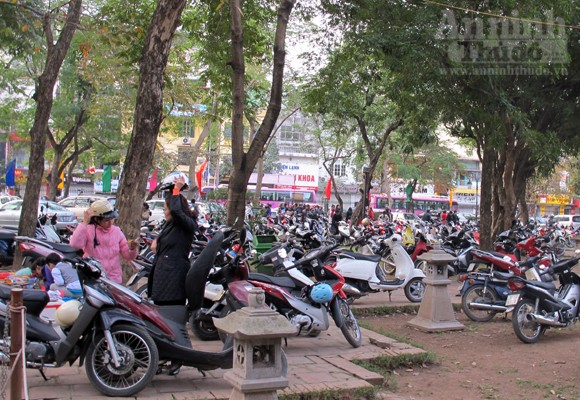 Văn Miếu "ngẹt thở" vì hàng chục bãi trông xe vây quanh ảnh 2 Văn Miếu "ngẹt thở" vì hàng chục bãi trông xe vây quanh ảnh 2