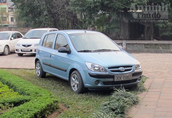 Văn Miếu "ngẹt thở" vì hàng chục bãi trông xe vây quanh ảnh 3 Văn Miếu "ngẹt thở" vì hàng chục bãi trông xe vây quanh ảnh 3