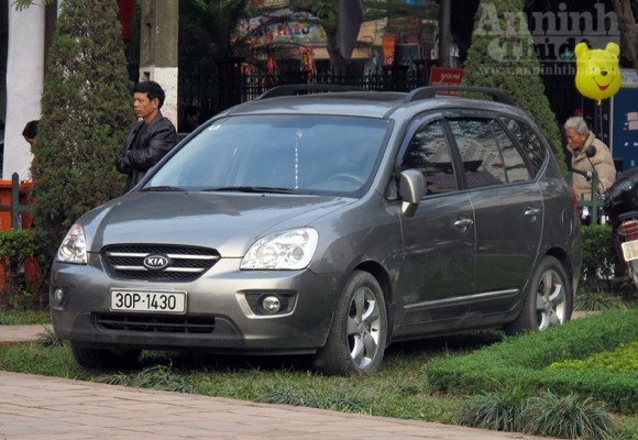 Văn Miếu "ngẹt thở" vì hàng chục bãi trông xe vây quanh ảnh 6 Văn Miếu "ngẹt thở" vì hàng chục bãi trông xe vây quanh ảnh 6