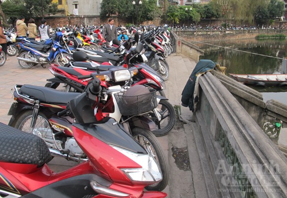 Văn Miếu "ngẹt thở" vì hàng chục bãi trông xe vây quanh ảnh 7 Văn Miếu "ngẹt thở" vì hàng chục bãi trông xe vây quanh ảnh 7