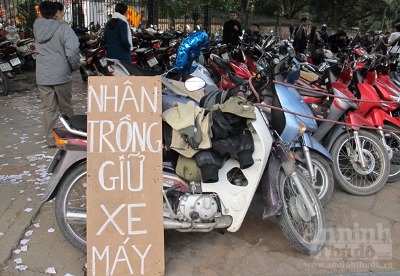 Văn Miếu "ngẹt thở" vì hàng chục bãi trông xe vây quanh ảnh 8 Văn Miếu "ngẹt thở" vì hàng chục bãi trông xe vây quanh ảnh 8