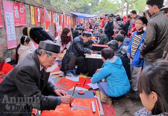 Mùng 2 Tết, Văn Miếu đã đông nghịt người ảnh 9 Mùng 2 Tết, Văn Miếu đã đông nghịt người ảnh 9
