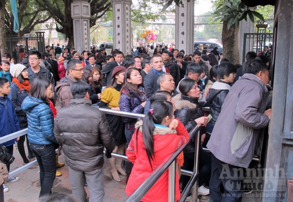 Mùng 2 Tết, Văn Miếu đã đông nghịt người ảnh 2 Mùng 2 Tết, Văn Miếu đã đông nghịt người ảnh 2