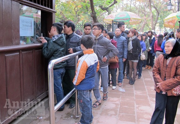 Mùng 2 Tết, Văn Miếu đã đông nghịt người ảnh 3 Mùng 2 Tết, Văn Miếu đã đông nghịt người ảnh 3