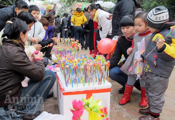Mùng 2 Tết, Văn Miếu đã đông nghịt người ảnh 8 Mùng 2 Tết, Văn Miếu đã đông nghịt người ảnh 8