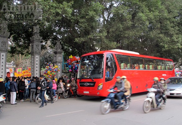 Mùng 2 Tết, Văn Miếu đã đông nghịt người ảnh 6 Mùng 2 Tết, Văn Miếu đã đông nghịt người ảnh 6