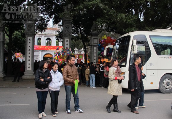 Mùng 2 Tết, Văn Miếu đã đông nghịt người ảnh 5 Mùng 2 Tết, Văn Miếu đã đông nghịt người ảnh 5