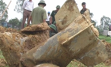Phát lộ 2 quả bom nguyên kíp nổ tại công trình xây dựng ảnh 1 Phát lộ 2 quả bom nguyên kíp nổ tại công trình xây dựng ảnh 1