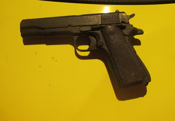 Cứ “lục” ôtô là “lòi” ra súng ảnh 1 Cứ “lục” ôtô là “lòi” ra súng ảnh 1