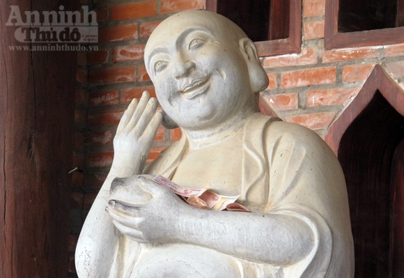 Ngán ngẩm cảnh hàng trăm tượng La Hán bị "ép" cầm tiền lẻ ảnh 5 Ngán ngẩm cảnh hàng trăm tượng La Hán bị "ép" cầm tiền lẻ ảnh 5