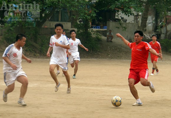 Sôi nổi giải bóng đá “Tình đồng đội” ảnh 7 Sôi nổi giải bóng đá “Tình đồng đội” ảnh 7