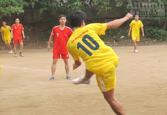 Sôi nổi giải bóng đá “Tình đồng đội” ảnh 9 Sôi nổi giải bóng đá “Tình đồng đội” ảnh 9