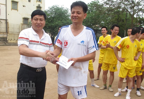 Sôi nổi giải bóng đá “Tình đồng đội” ảnh 14 Sôi nổi giải bóng đá “Tình đồng đội” ảnh 14