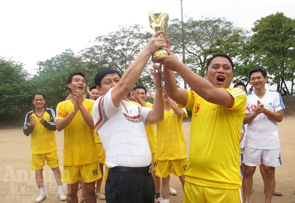 Sôi nổi giải bóng đá “Tình đồng đội” ảnh 15 Sôi nổi giải bóng đá “Tình đồng đội” ảnh 15