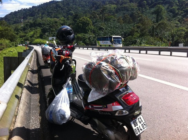 Đoàn “phượt Vespa xuyên Đông Nam Á” về đến Hà Nội ảnh 7 Đoàn “phượt Vespa xuyên Đông Nam Á” về đến Hà Nội ảnh 7