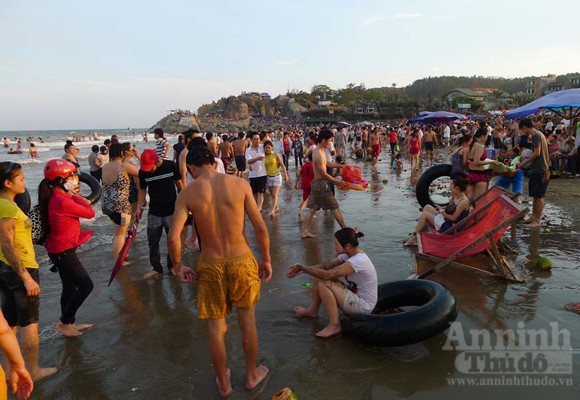 Đến Sầm Sơn, tắm biển chung với... rác ảnh 2 Đến Sầm Sơn, tắm biển chung với... rác ảnh 2