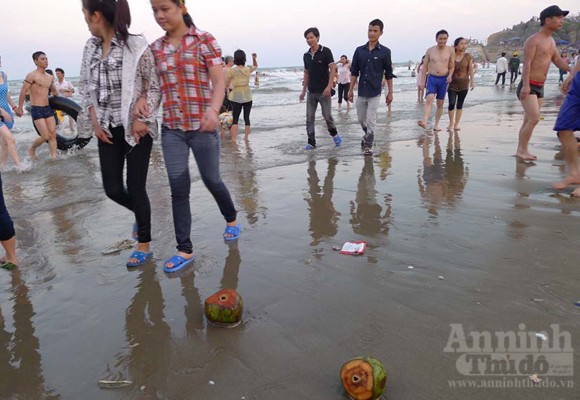 Đến Sầm Sơn, tắm biển chung với... rác ảnh 11 Đến Sầm Sơn, tắm biển chung với... rác ảnh 11