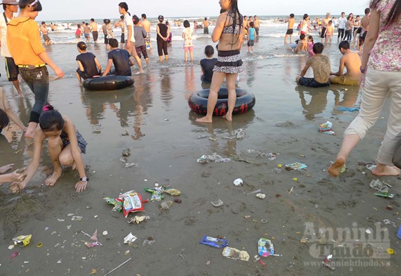 Đến Sầm Sơn, tắm biển chung với... rác ảnh 7 Đến Sầm Sơn, tắm biển chung với... rác ảnh 7