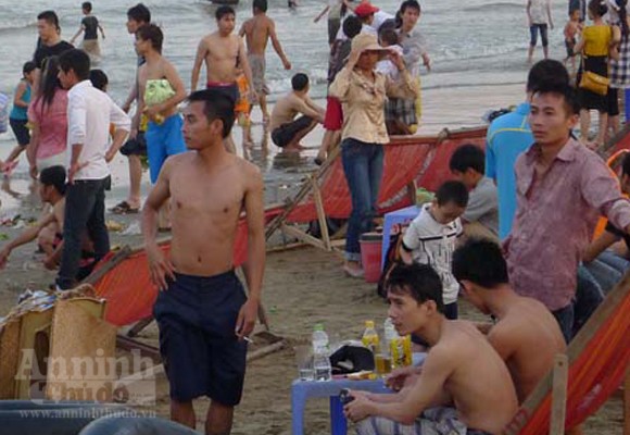 Đến Sầm Sơn, tắm biển chung với... rác ảnh 4 Đến Sầm Sơn, tắm biển chung với... rác ảnh 4