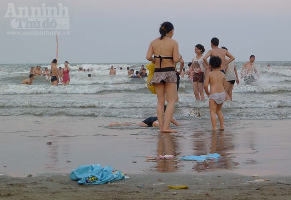 Đến Sầm Sơn, tắm biển chung với... rác ảnh 12 Đến Sầm Sơn, tắm biển chung với... rác ảnh 12