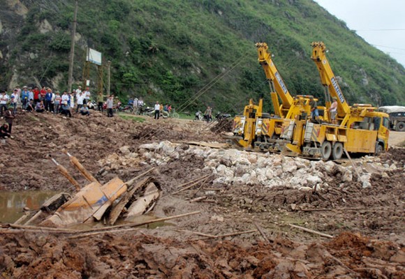 Thanh Hóa: Hố bom lớn “nuốt chửng” máy xúc 35 tấn ảnh 5 Thanh Hóa: Hố bom lớn “nuốt chửng” máy xúc 35 tấn ảnh 5