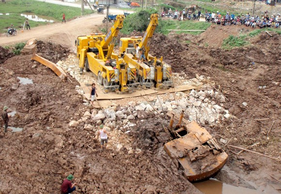 Thanh Hóa: Hố bom lớn “nuốt chửng” máy xúc 35 tấn ảnh 6 Thanh Hóa: Hố bom lớn “nuốt chửng” máy xúc 35 tấn ảnh 6