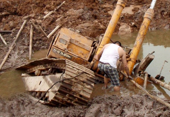 Thanh Hóa: Hố bom lớn “nuốt chửng” máy xúc 35 tấn ảnh 3 Thanh Hóa: Hố bom lớn “nuốt chửng” máy xúc 35 tấn ảnh 3