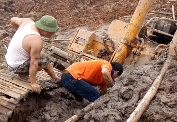 Thanh Hóa: Hố bom lớn “nuốt chửng” máy xúc 35 tấn ảnh 4 Thanh Hóa: Hố bom lớn “nuốt chửng” máy xúc 35 tấn ảnh 4