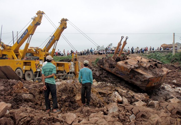 Thanh Hóa: Hố bom lớn “nuốt chửng” máy xúc 35 tấn ảnh 9 Thanh Hóa: Hố bom lớn “nuốt chửng” máy xúc 35 tấn ảnh 9