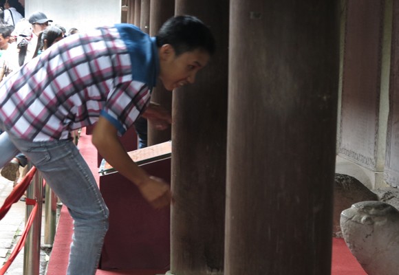 Sĩ tử lại nhốn nháo dồn về Văn Miếu ảnh 10 Sĩ tử lại nhốn nháo dồn về Văn Miếu ảnh 10