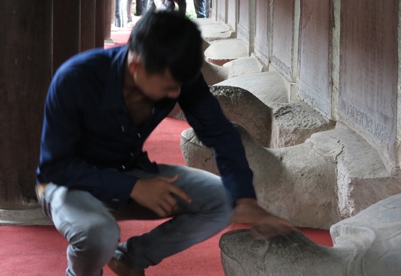 Sĩ tử lại nhốn nháo dồn về Văn Miếu ảnh 11 Sĩ tử lại nhốn nháo dồn về Văn Miếu ảnh 11