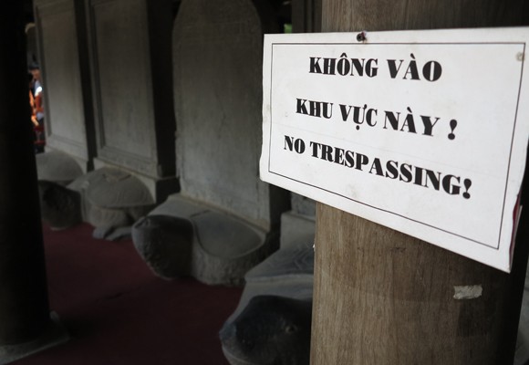 Sĩ tử lại nhốn nháo dồn về Văn Miếu ảnh 7 Sĩ tử lại nhốn nháo dồn về Văn Miếu ảnh 7