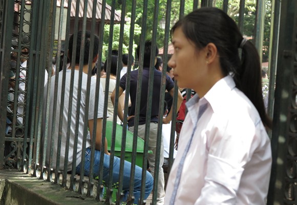 Sĩ tử lại nhốn nháo dồn về Văn Miếu ảnh 2 Sĩ tử lại nhốn nháo dồn về Văn Miếu ảnh 2