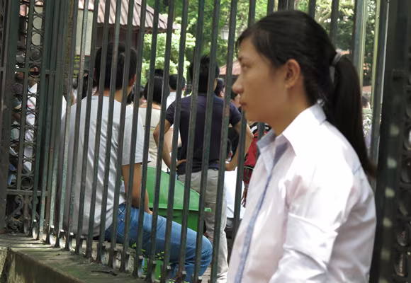 Sĩ tử lại nhốn nháo dồn về Văn Miếu ảnh 2 Sĩ tử lại nhốn nháo dồn về Văn Miếu ảnh 2