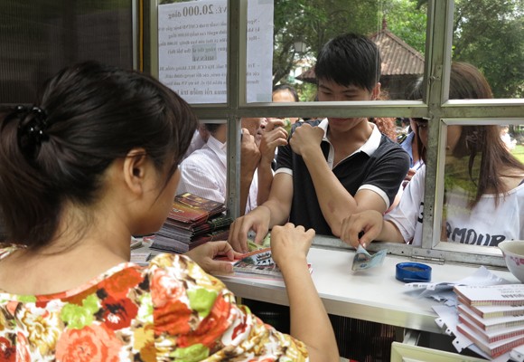 Sĩ tử lại nhốn nháo dồn về Văn Miếu ảnh 4 Sĩ tử lại nhốn nháo dồn về Văn Miếu ảnh 4