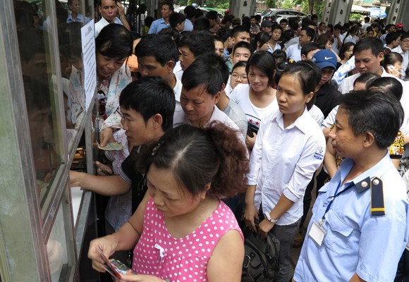 Sĩ tử lại nhốn nháo dồn về Văn Miếu ảnh 3 Sĩ tử lại nhốn nháo dồn về Văn Miếu ảnh 3