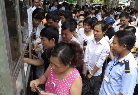 Sĩ tử lại nhốn nháo dồn về Văn Miếu ảnh 3 Sĩ tử lại nhốn nháo dồn về Văn Miếu ảnh 3