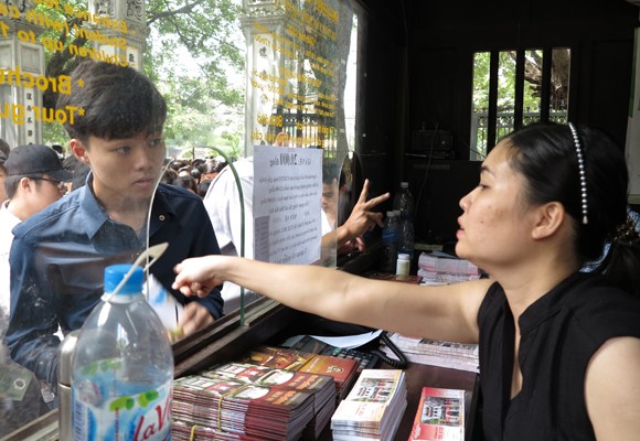 Sĩ tử lại nhốn nháo dồn về Văn Miếu ảnh 5 Sĩ tử lại nhốn nháo dồn về Văn Miếu ảnh 5