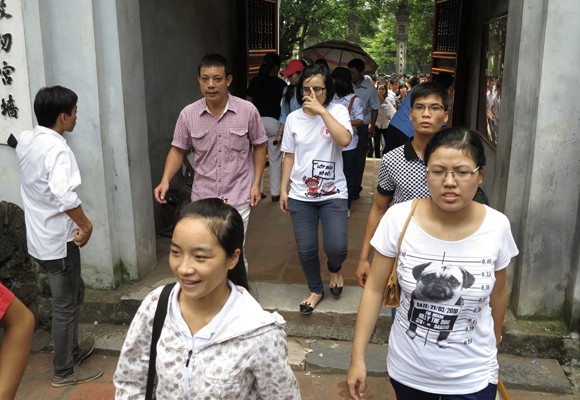 Sĩ tử lại nhốn nháo dồn về Văn Miếu ảnh 6 Sĩ tử lại nhốn nháo dồn về Văn Miếu ảnh 6