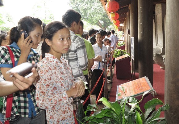 Sĩ tử lại nhốn nháo dồn về Văn Miếu ảnh 12 Sĩ tử lại nhốn nháo dồn về Văn Miếu ảnh 12