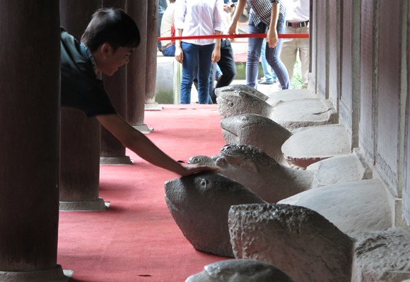 Sĩ tử lại nhốn nháo dồn về Văn Miếu ảnh 9 Sĩ tử lại nhốn nháo dồn về Văn Miếu ảnh 9