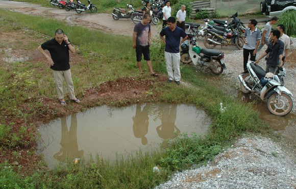 Rơi xuống hố công trình, bé gái 22 tháng tuổi tử vong ảnh 2 Rơi xuống hố công trình, bé gái 22 tháng tuổi tử vong ảnh 2