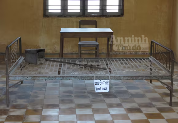 Ghê rợn bước vào “địa ngục trần gian” Tuol Sleng (P6) ảnh 10 Ghê rợn bước vào “địa ngục trần gian” Tuol Sleng (P6) ảnh 10